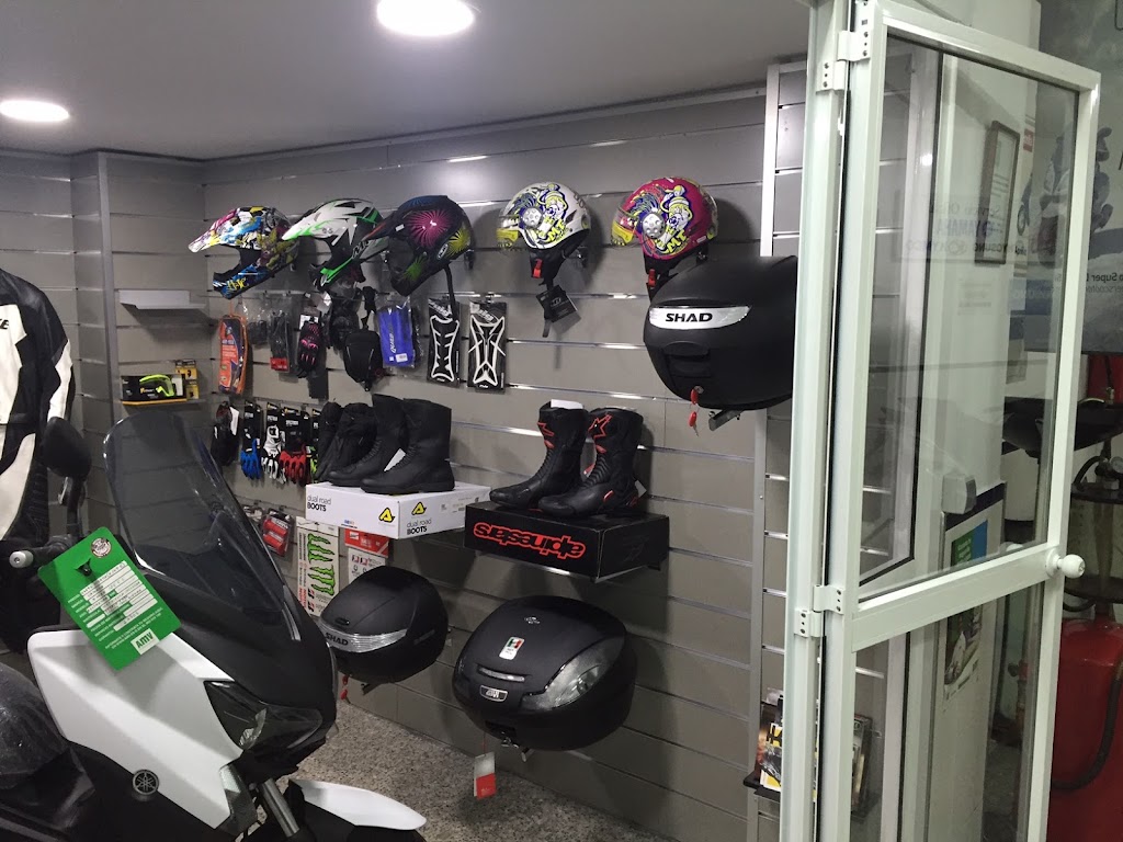AUTOMOTO MIGUEL Y MIGUELIN — Interior