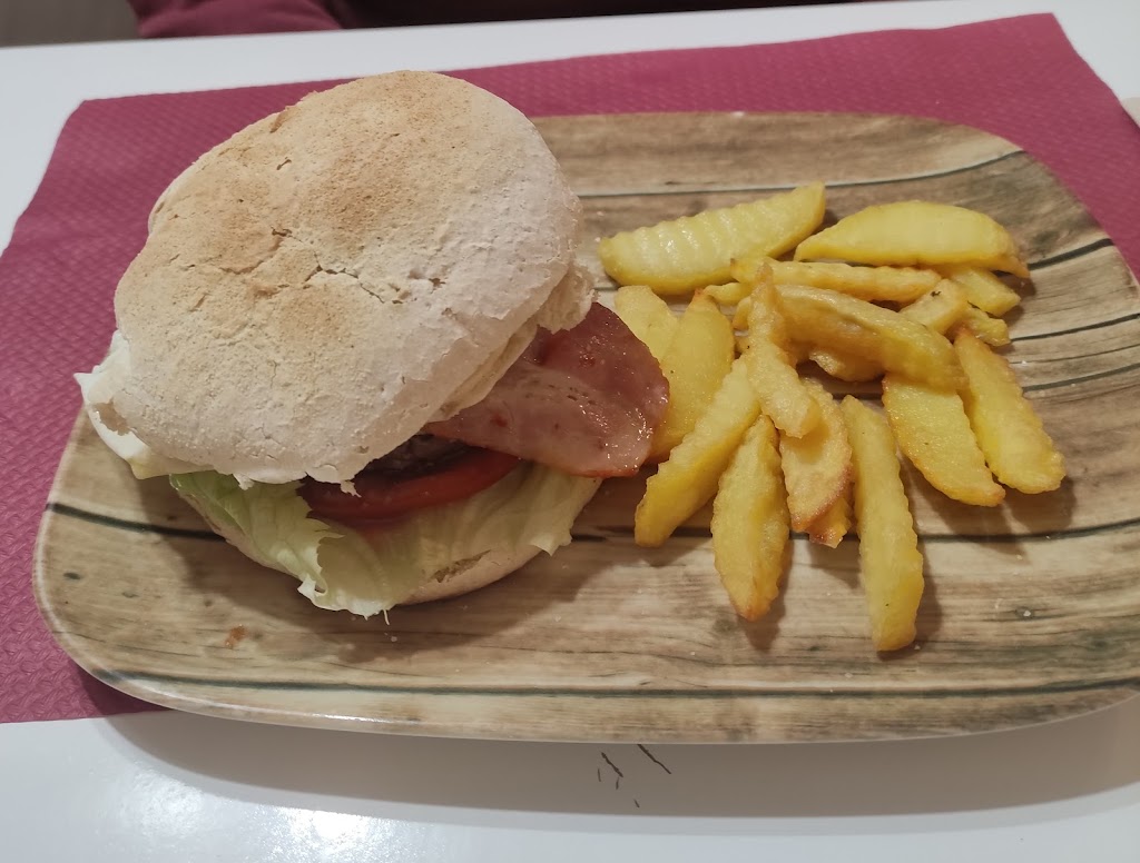 Bar y restaurante doven — Comida y bebida