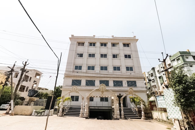 Oyo 27986 Vaishnavi Function Hall