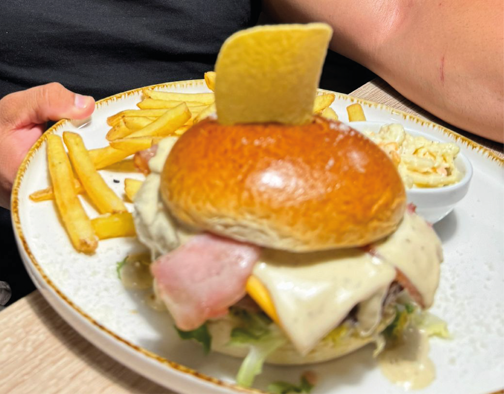 SixtySix American Bar & Grill — Comida y bebida