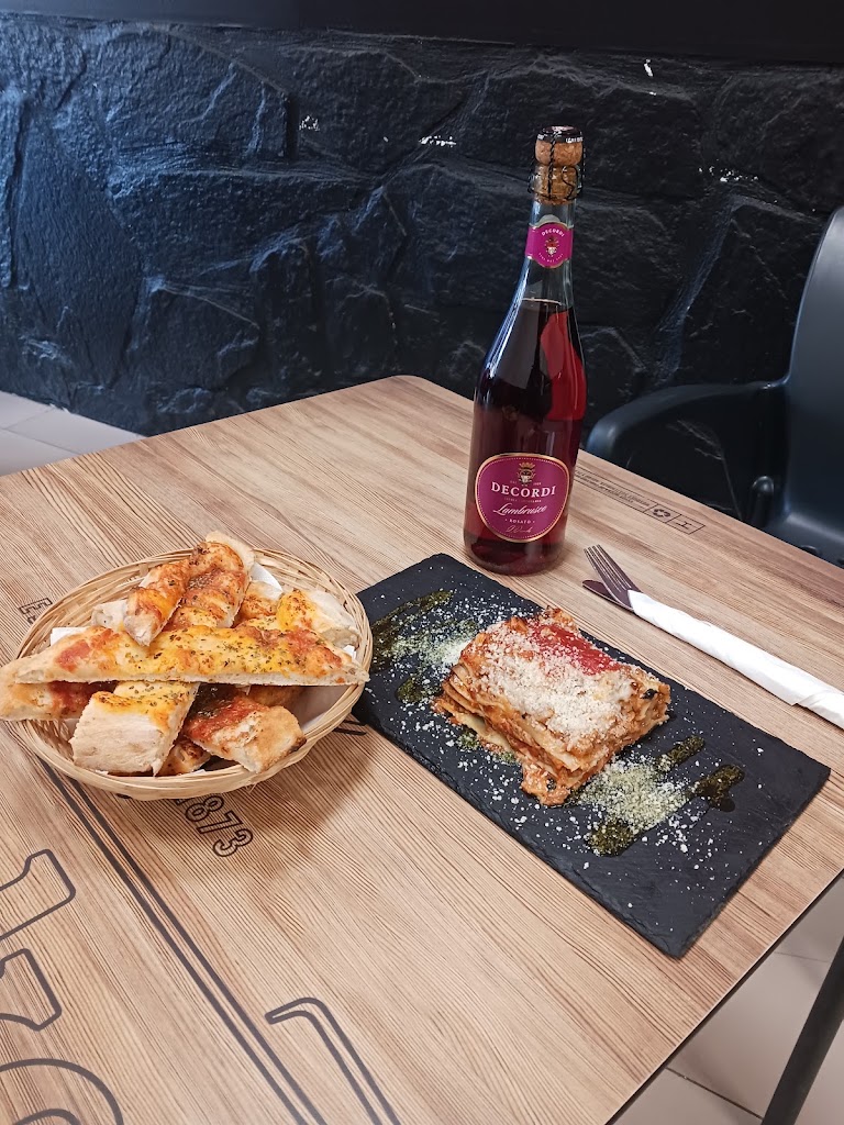 L' ANGOLO ITALIANO — Pizza