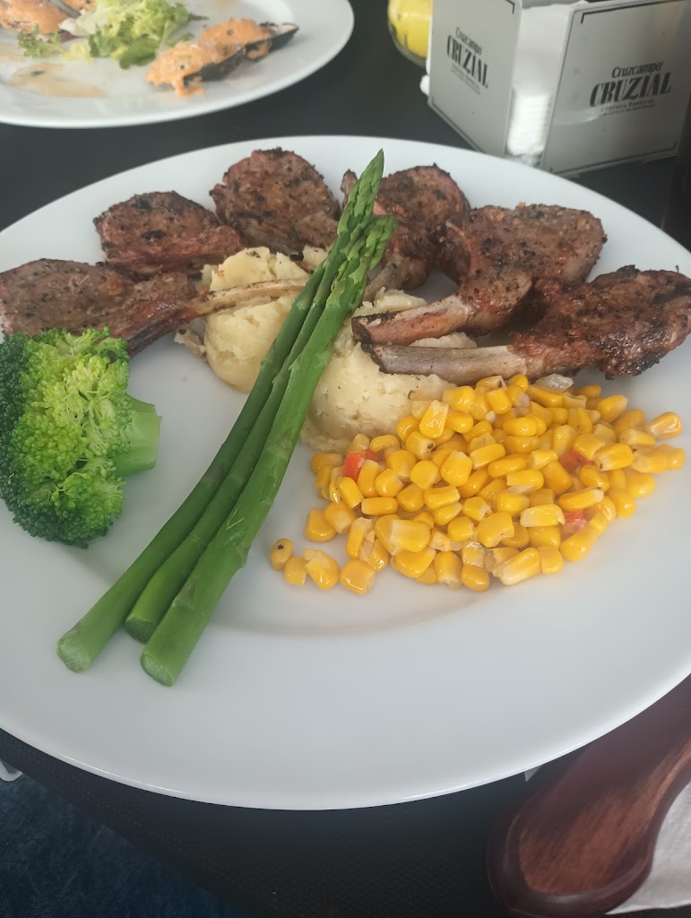 Le Creme Cafe Bar & Bistro