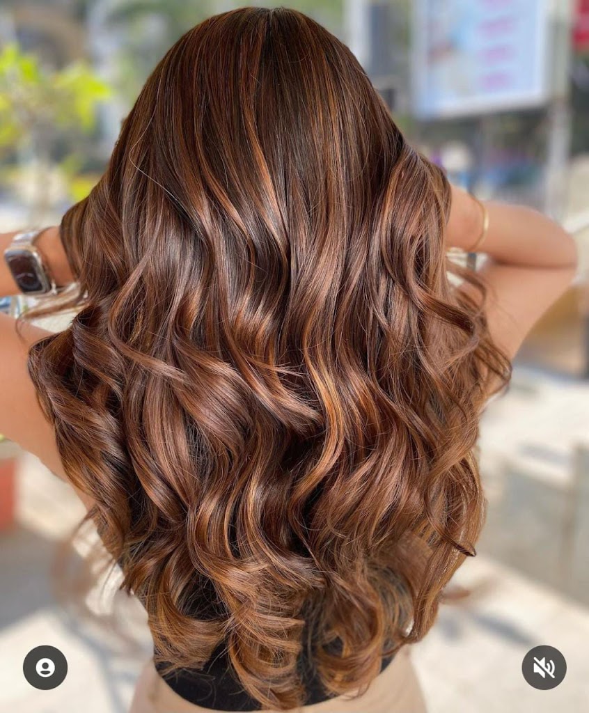 Mirror Beauty Parlour