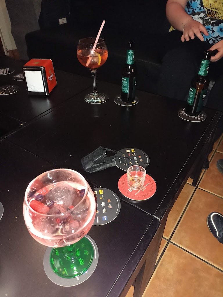 Bar Nocturnal — Comida y bebida