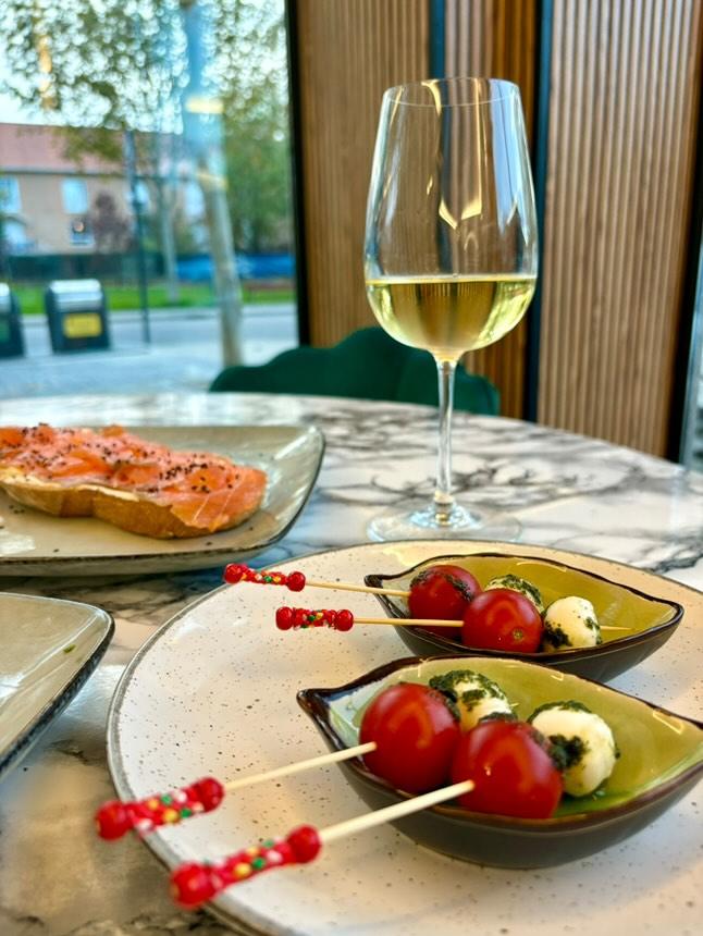 Royal Lounge Bar — Comida y bebida