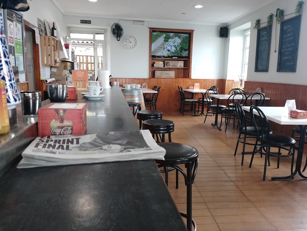 Cafe Bar El Cruce — Ambiente