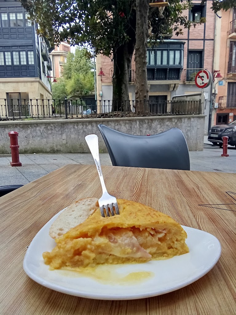 TXOKO Kafe . Bar — Comida y bebida