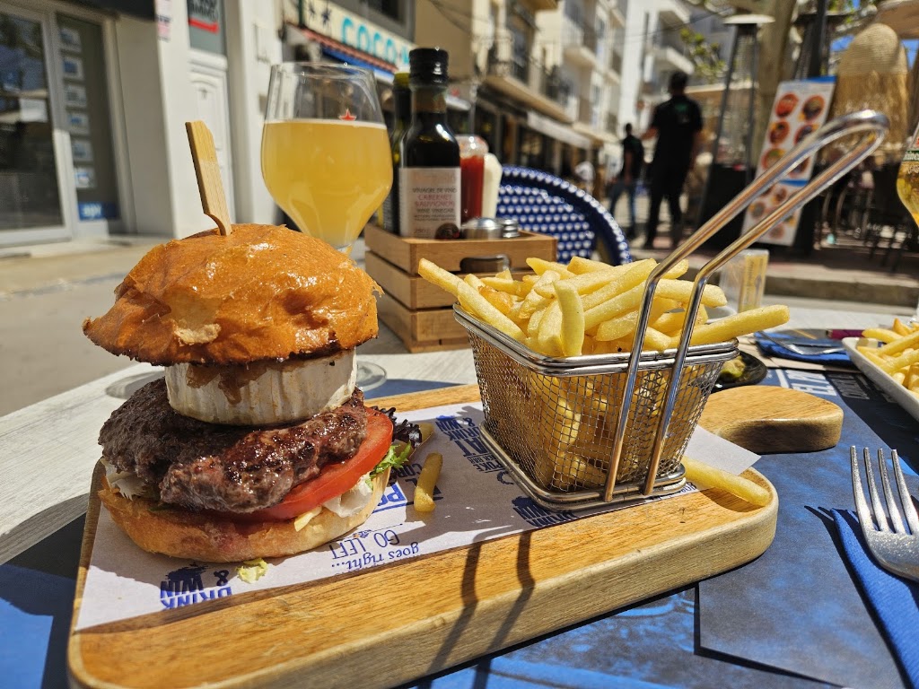 El Poke Corner Bar — Comida y bebida