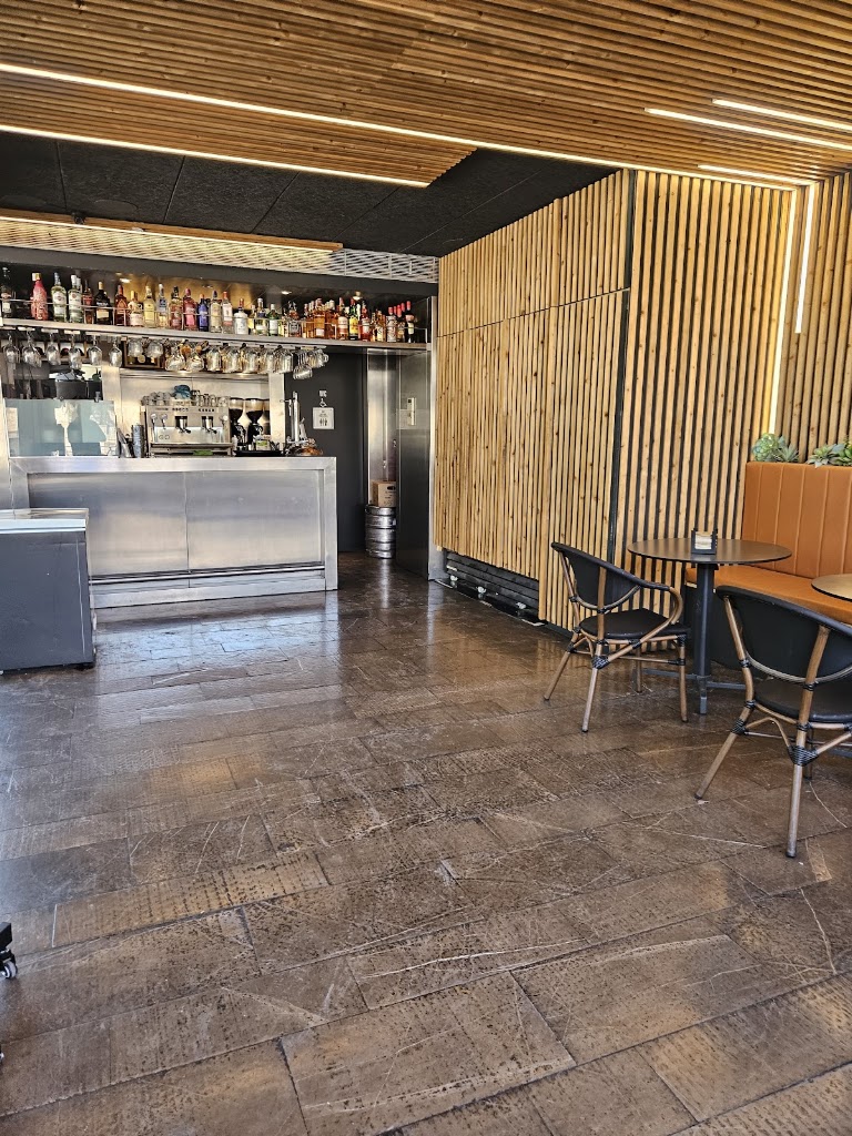 El 33 Bar & Drinks — Ambiente
