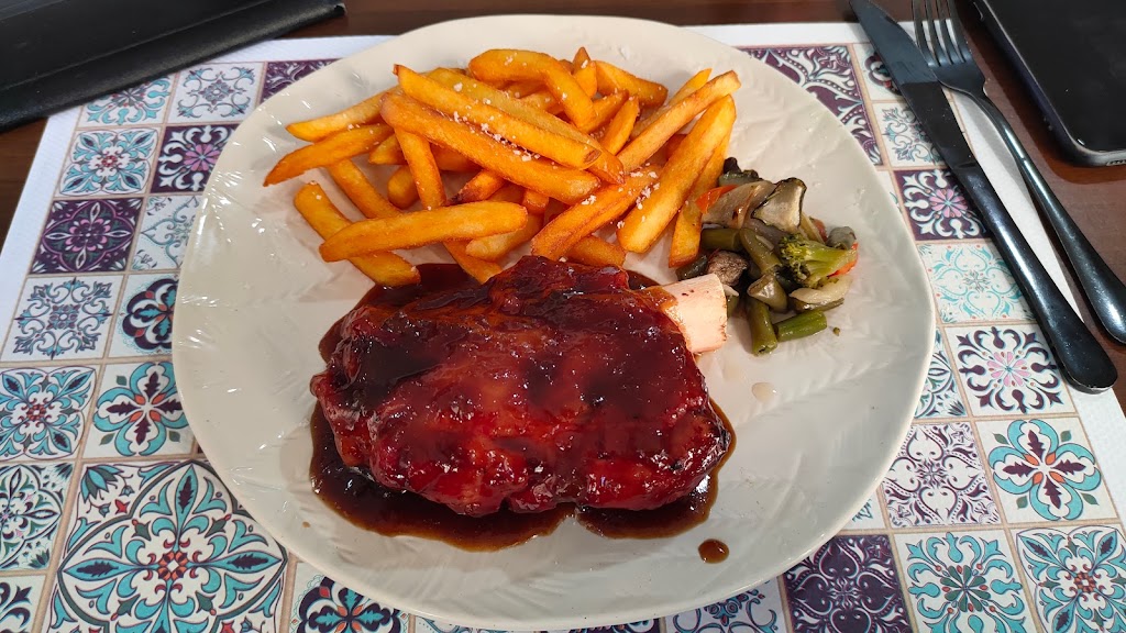 La Piramide, Gandia. Restaurante. — Comida y bebida
