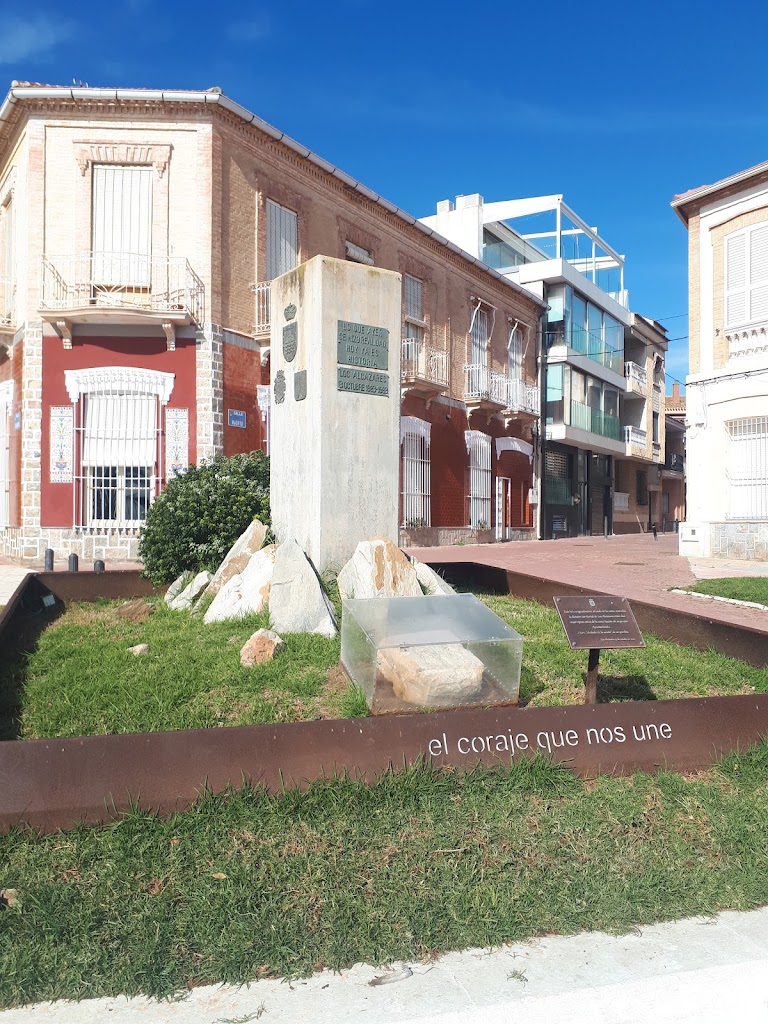 Monolito fundacion de Los Alcazares