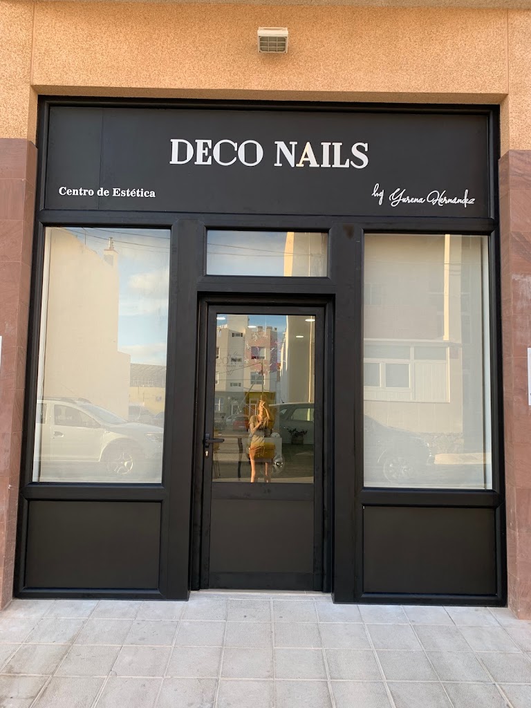 Deco Nails — Exterior