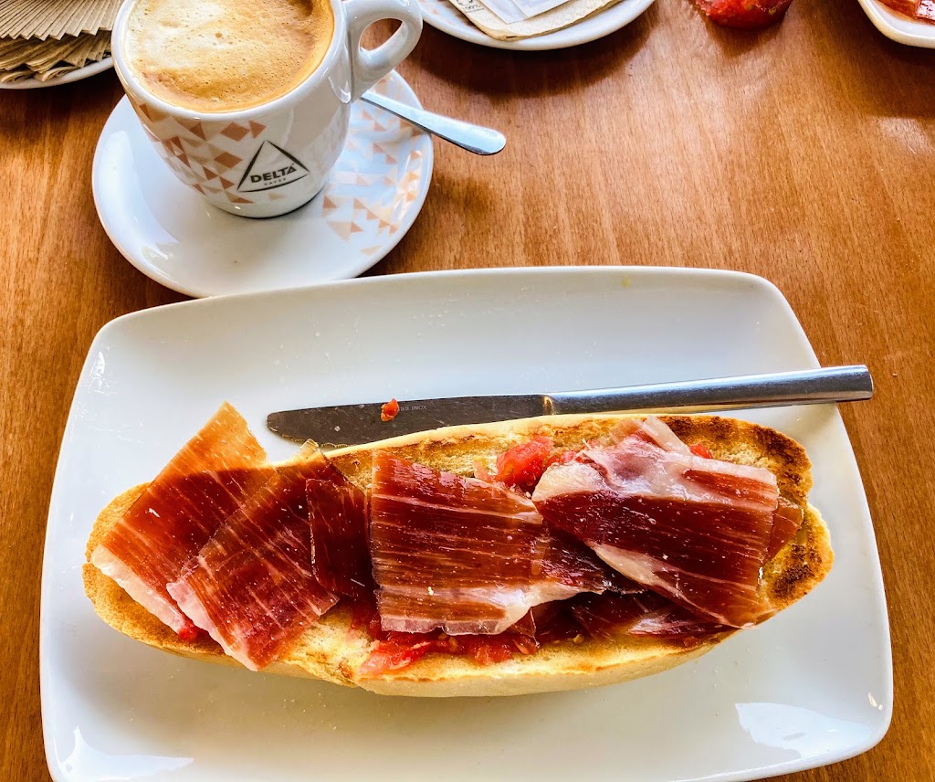 Cafeteria Las Mellizas — Comida y bebida