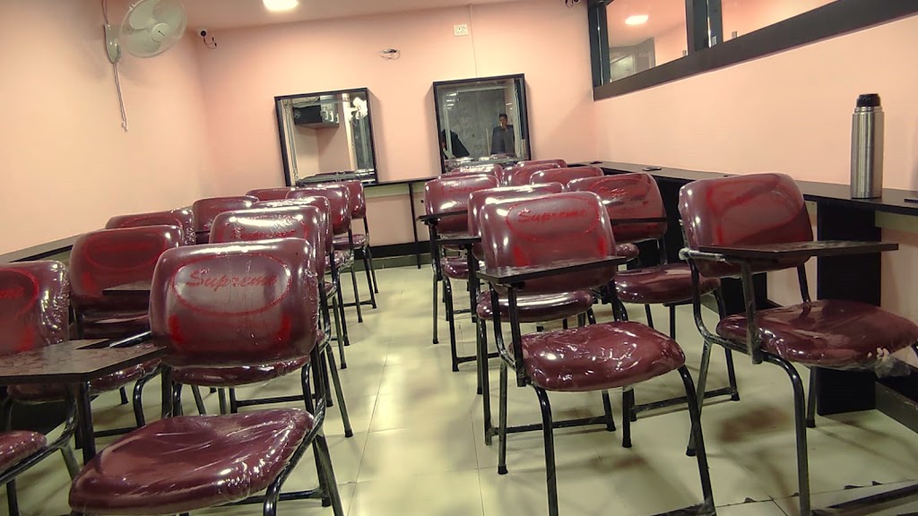 Baylen De Louis Academy Celebrity Beauty Academy