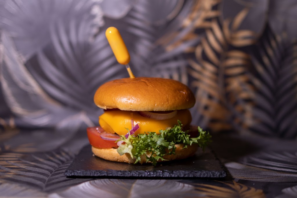 El Bvrgueso Restaurante — Comida y bebida