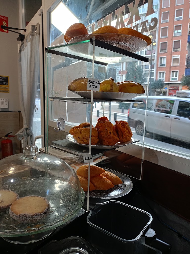 Bar Cafeteria Txapeldun — Comida y bebida