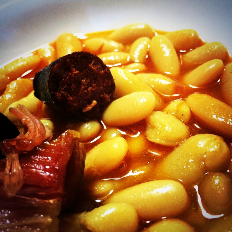 Vinoteo La Fabada Asturiana en Oviedo / Uvieu — Comida y bebida