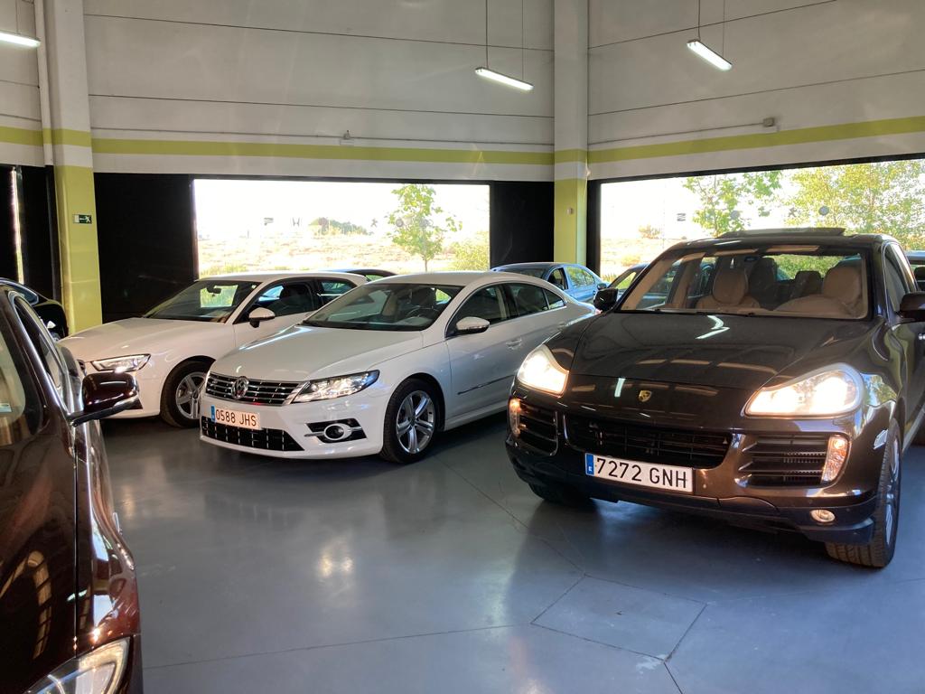 Autos Reyes — Interior