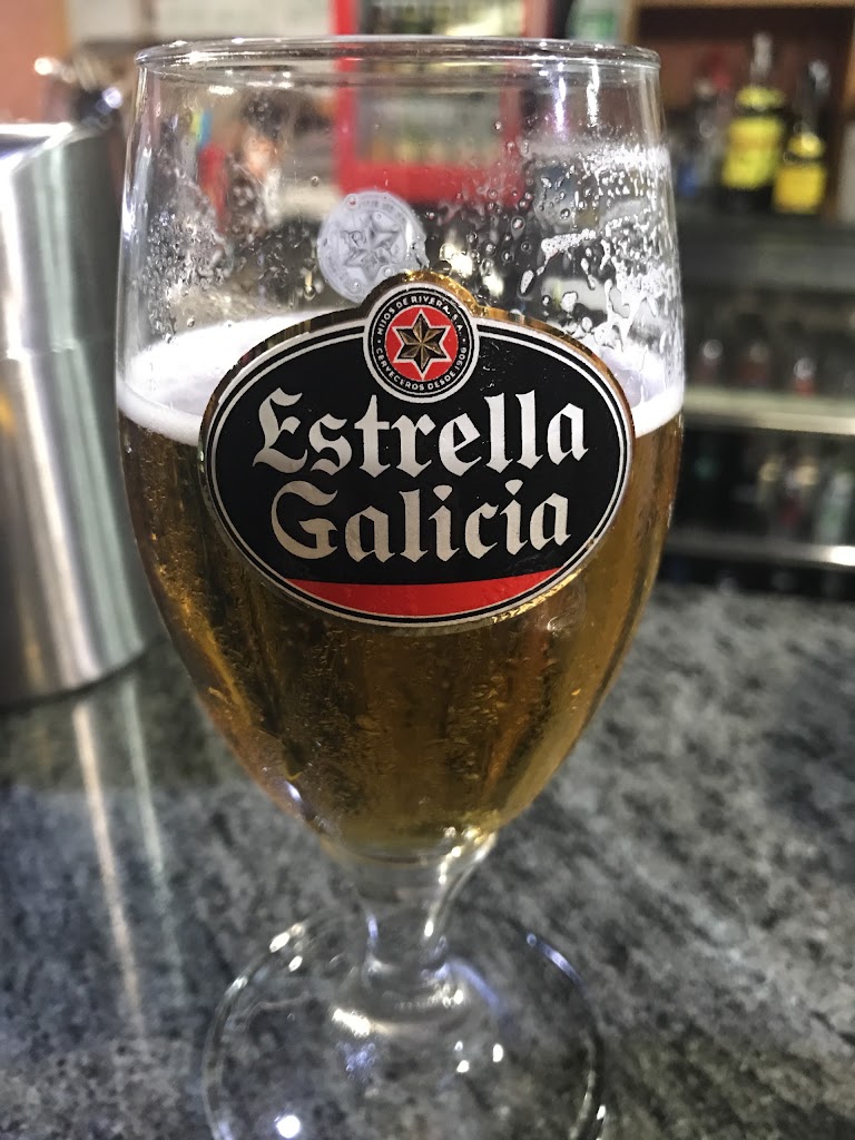 Cafe Bar Monthey — Comida y bebida