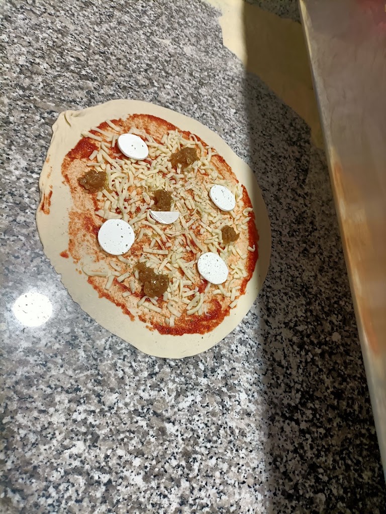 La torre Pizzeria — Comida y bebida