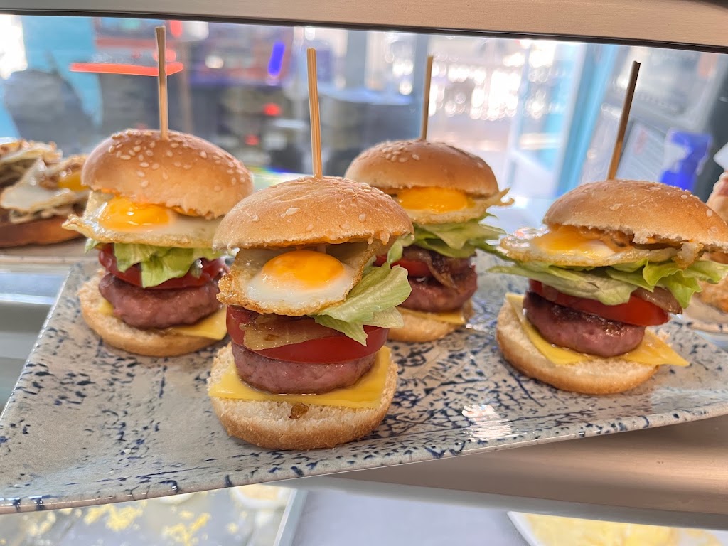 Bar Cafeteria Arenas — Comida y bebida