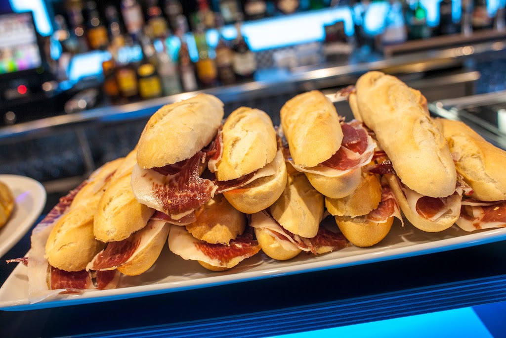 Restaurante MINI Bar — Comida y bebida