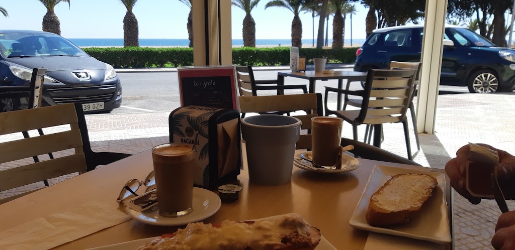 Cafeteria, LA INGRATA — Comida y bebida