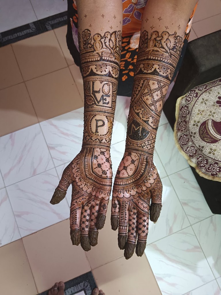 Glossy Hands Beauty Point