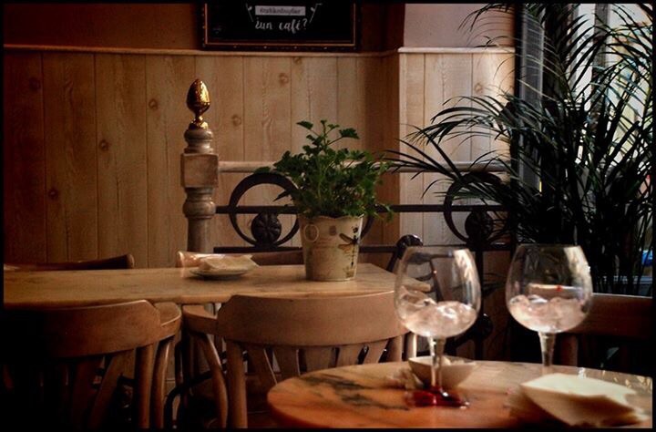 El Cafe Local — Ambiente