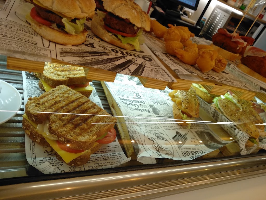 DOOR B4 Cafe & Bar — Comida y bebida