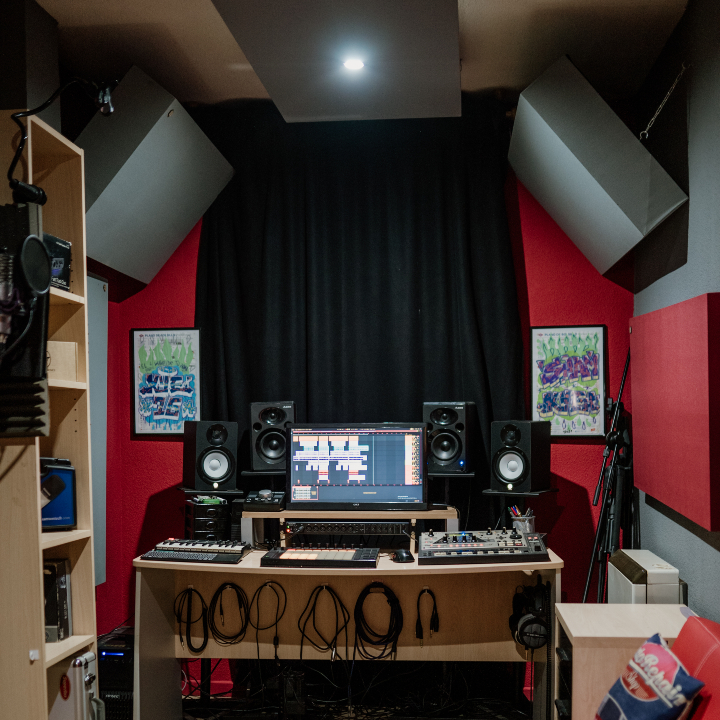 Da Hole Studios | Estudio de Grabacion — Del propietario