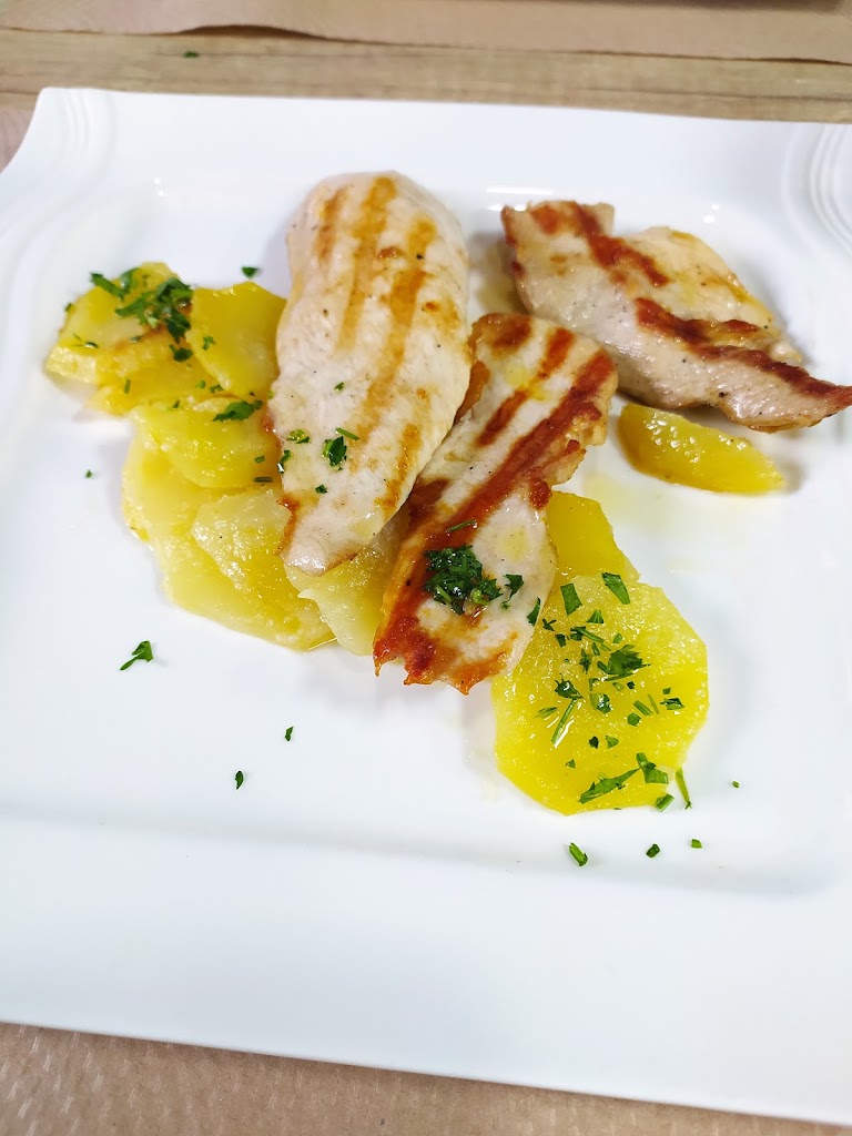 RESTAURANT TRIANGLE — Comida y bebida