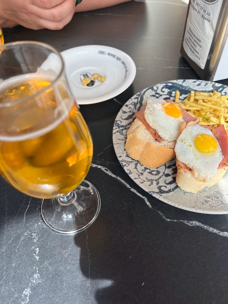 Cafe Bar Pedro Juarez — Comida y bebida