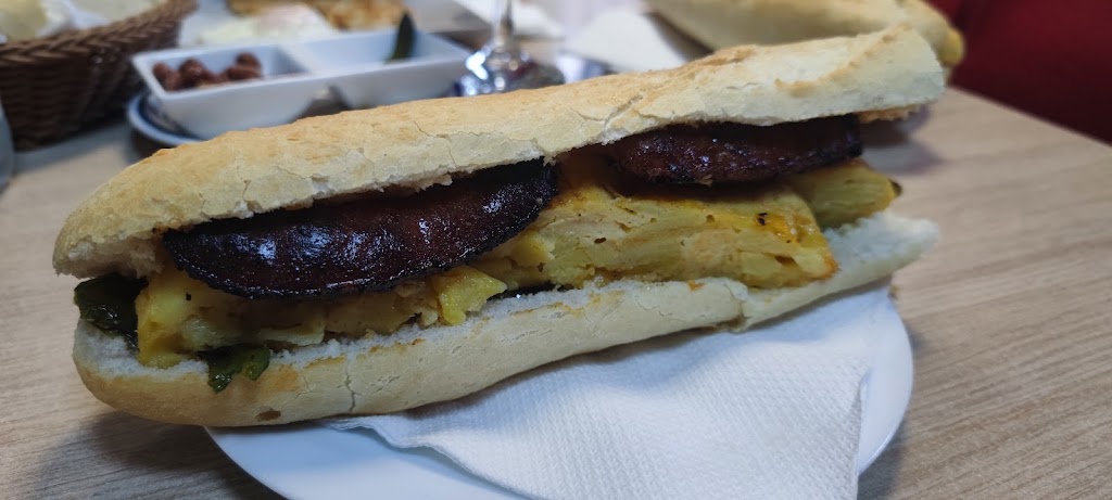 Bar altoque — Comida y bebida