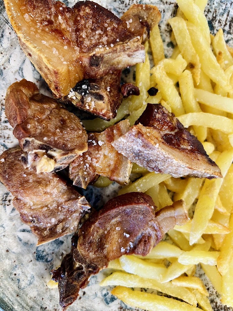 Taberna Pelos Tiesos — Comida y bebida