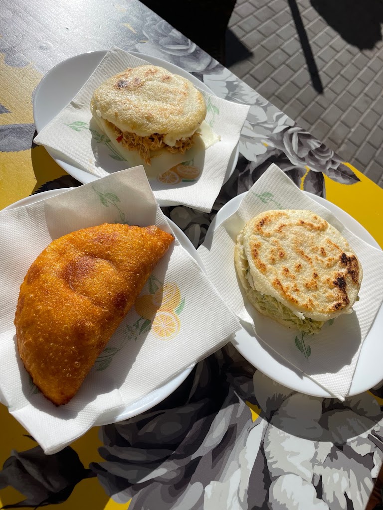 La esquinita venezolana — Comida y bebida