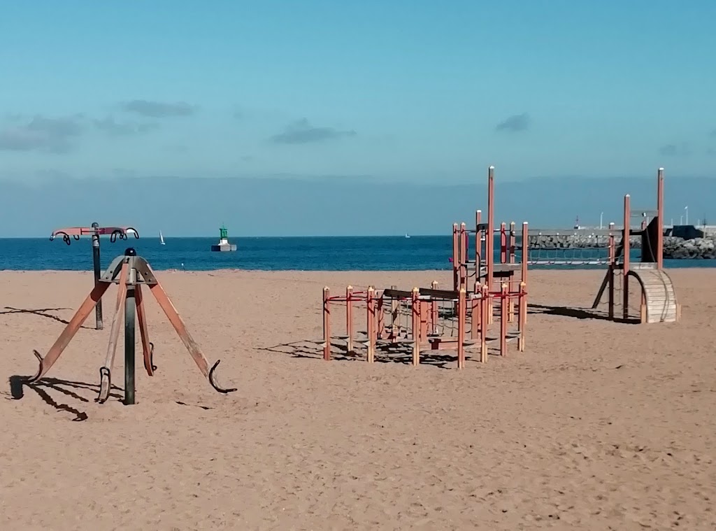 Zona de juegos en arena playa Poniente