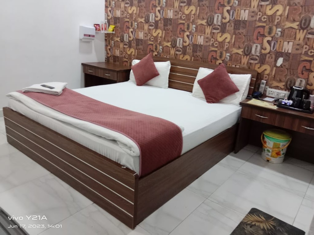Shalimar Palace Hotels In Raebareli