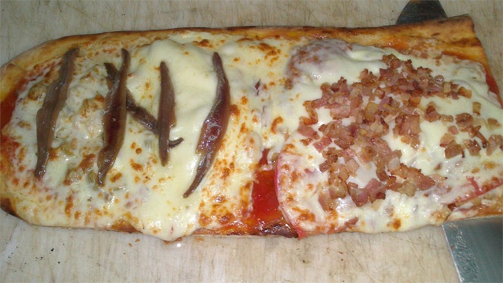 Pizzeria La Parecida — Comida y bebida