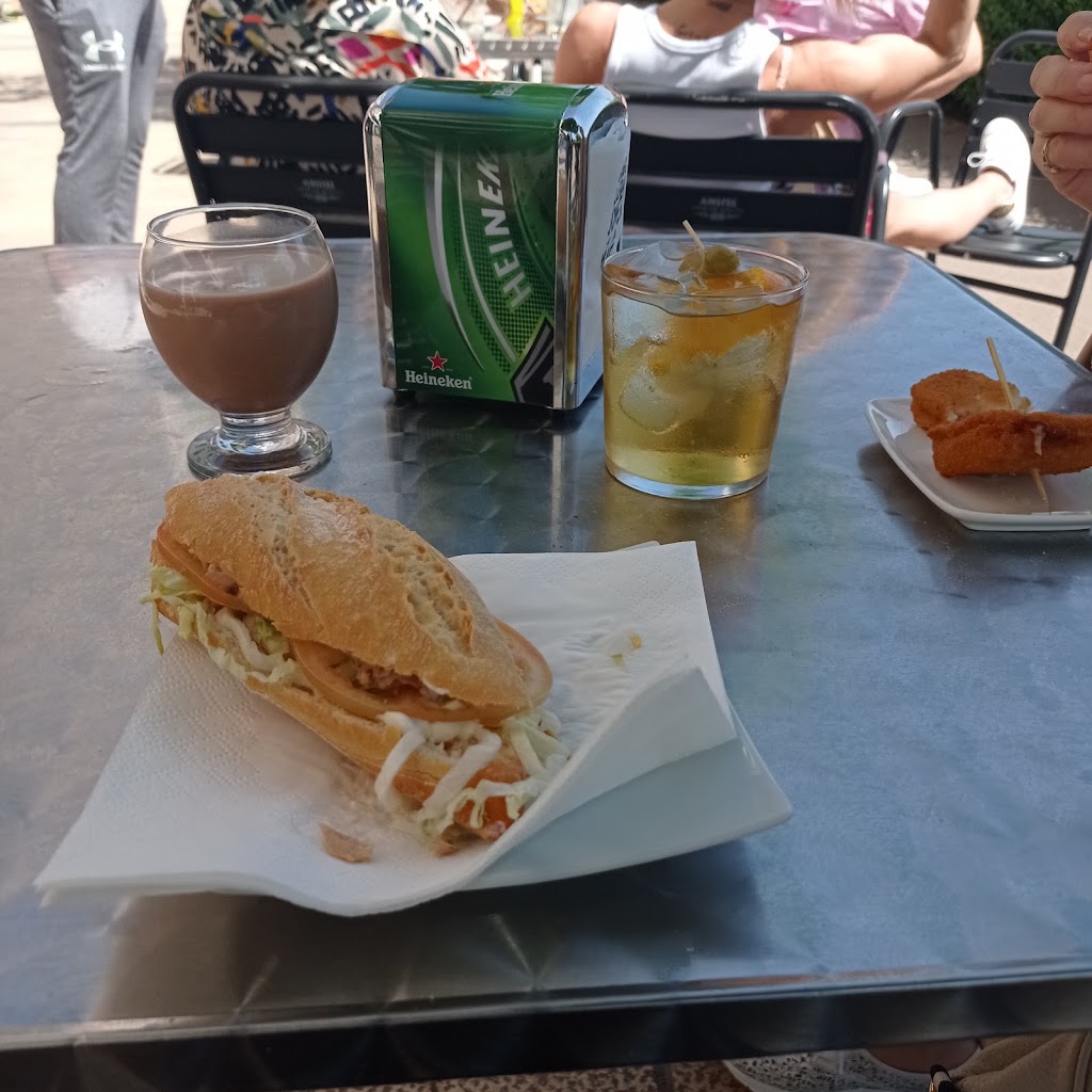 Taburetes Ni Uno — Comida y bebida