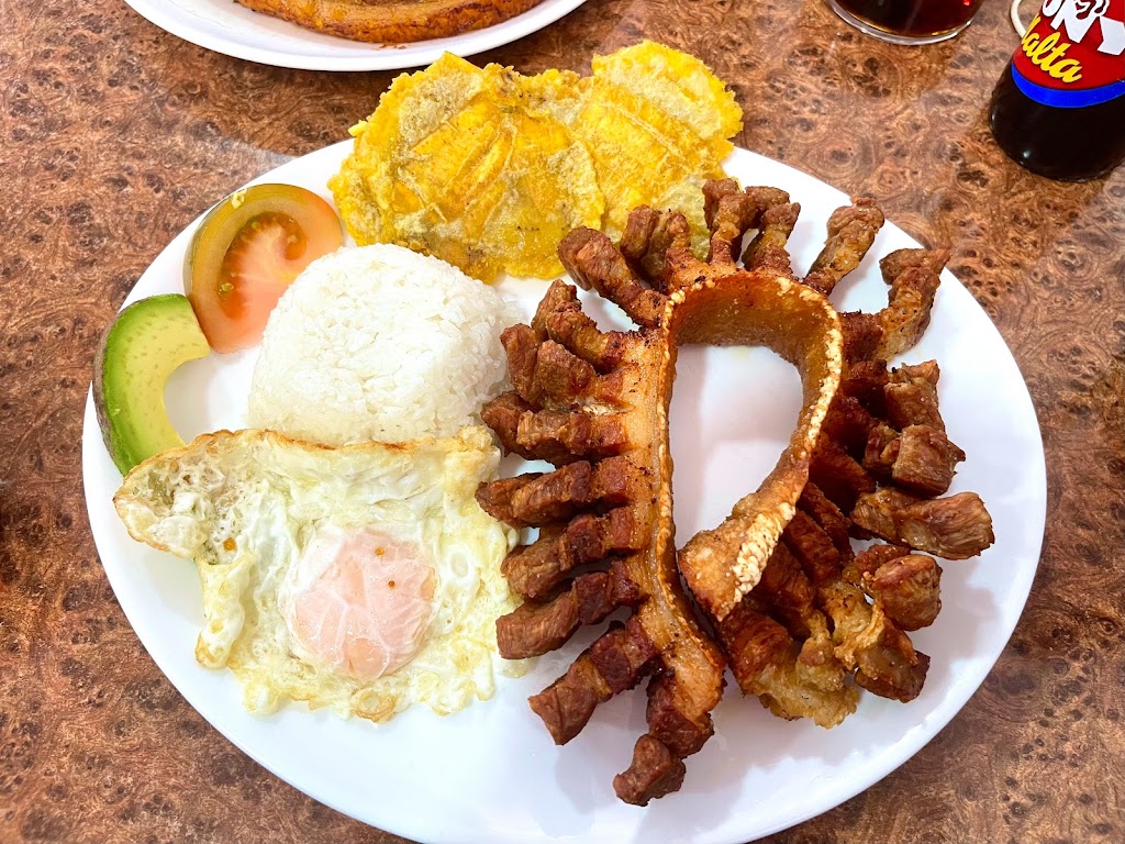 Nuestro Bar Restaurante Colombiana — Comida y bebida