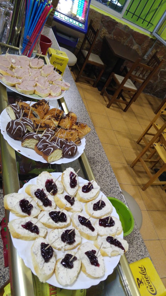 Bar El Pinchu — Comida y bebida