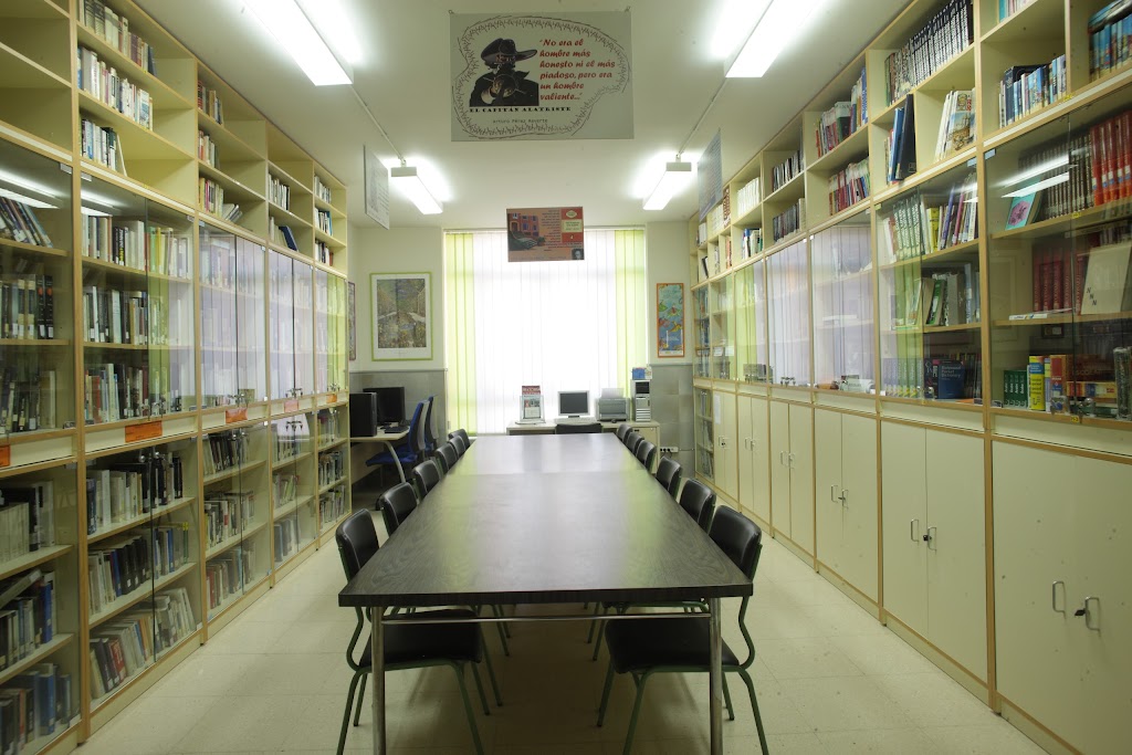 Centro Publico de Educacion de Personas Adultas Plus Ultra — Del propietario
