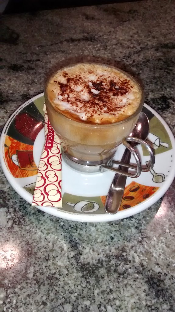 Bar Cafeteria 223 — Comida y bebida