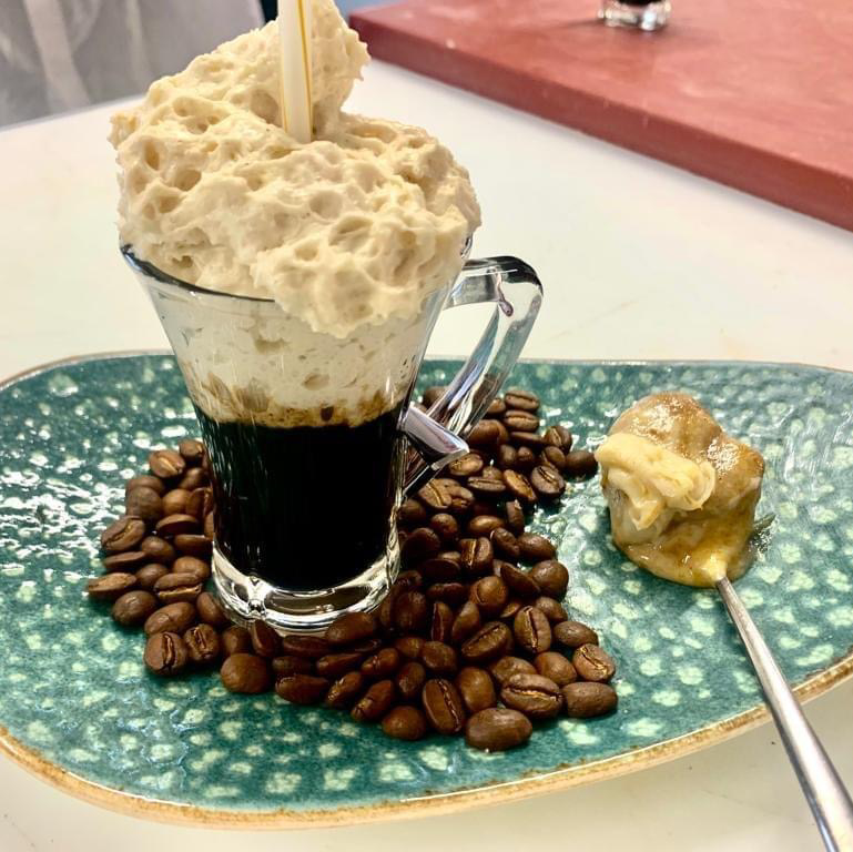 Restaurante La Plata — Comida y bebida