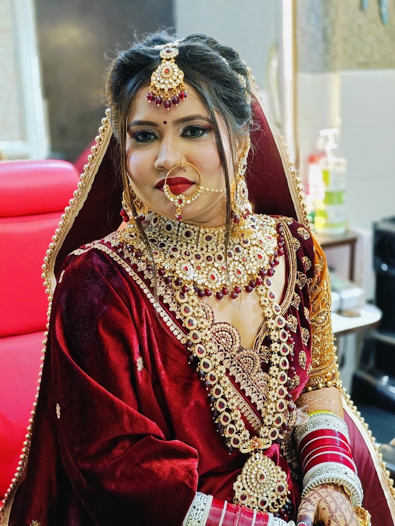 Ushine Unisex Salon Makeup Studio