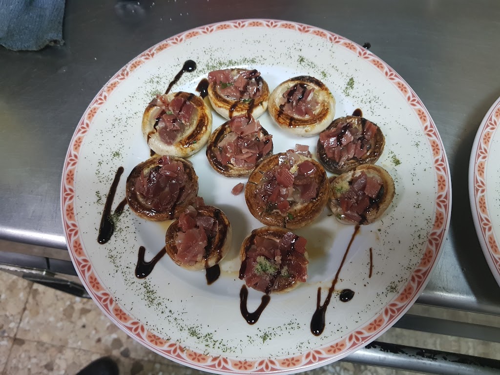 Restaurante los Cuatro Mares — Comida y bebida