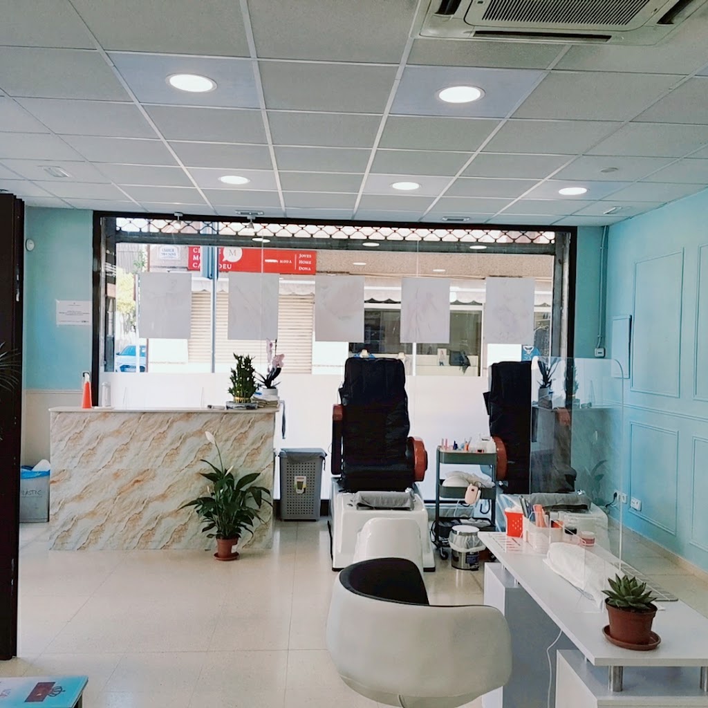 Queen Nails — Interior
