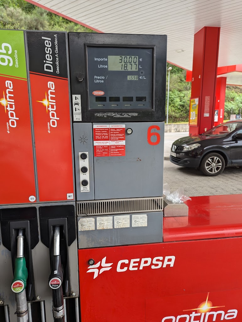Estacion de servicio Cepsa — Surtidor de combustible