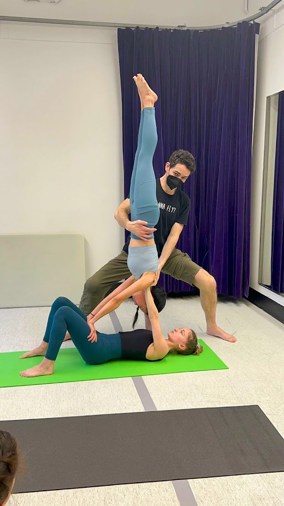  Acroyoga Learning Lab